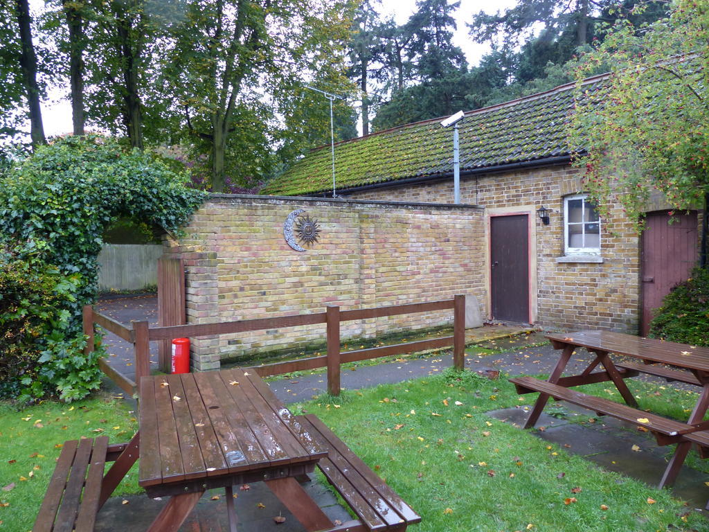 The Sun Inn Englefield Green Eksteriør billede