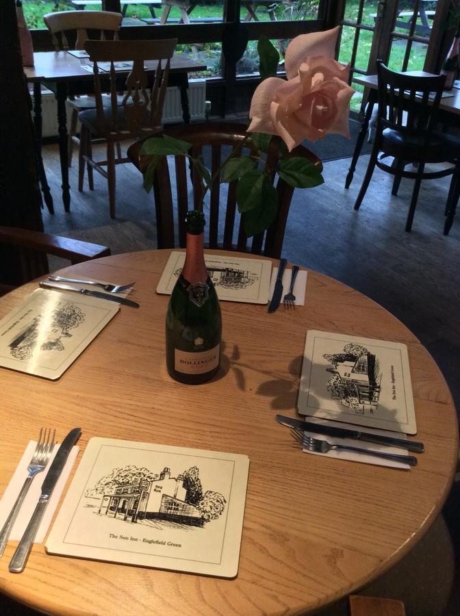 The Sun Inn Englefield Green Eksteriør billede